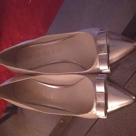 Anne Klein Pumps With Bow - Picture 2 of 6
